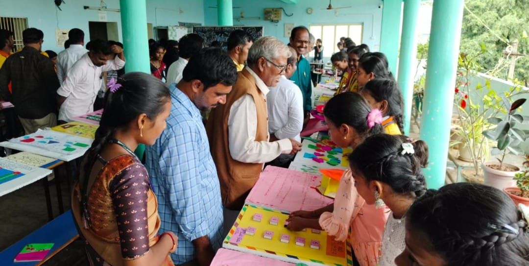 గాయత్రి స్కూల్ లో ఘనంగా గణిత దినోత్సవం